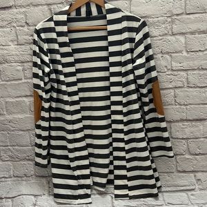 Women’s White and grey open fronting sleeve top